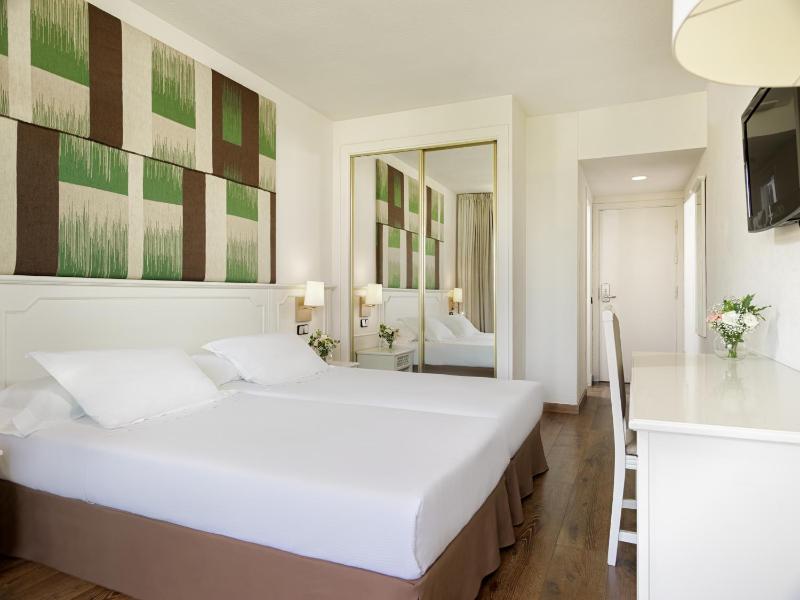 Twin Room (2 Adults) image 4