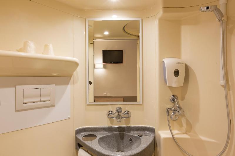 Double Room image 3