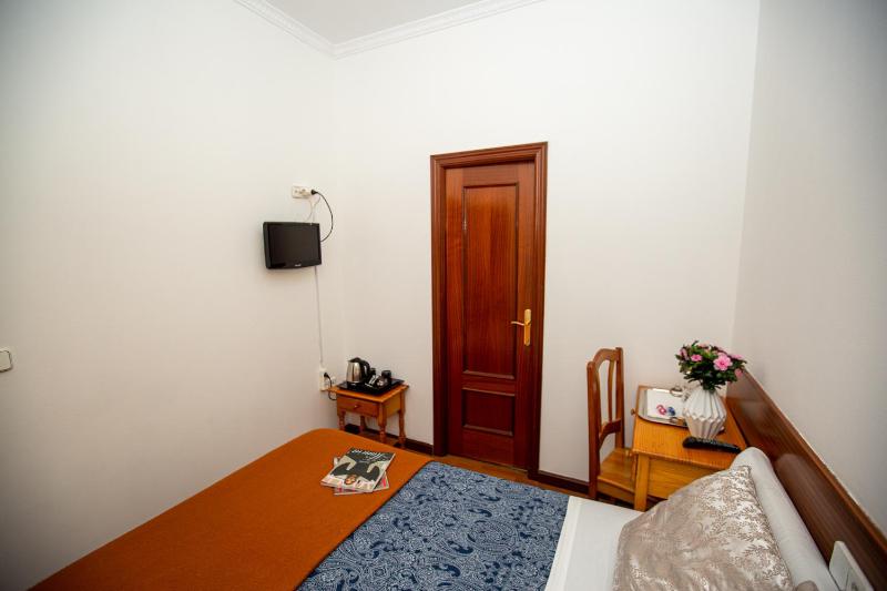 Small Interior Double Room image 3