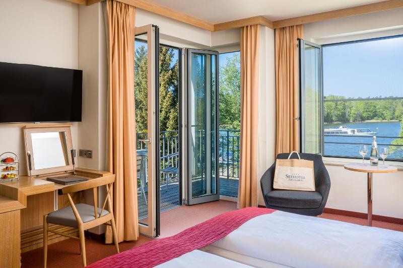 Premium Double Room With Lake View image 3