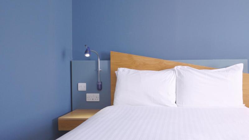 Double Room with Free Hot Breakfast - Accessible image 3