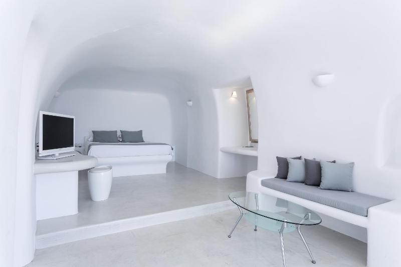 Executive plunge pool suite image 3