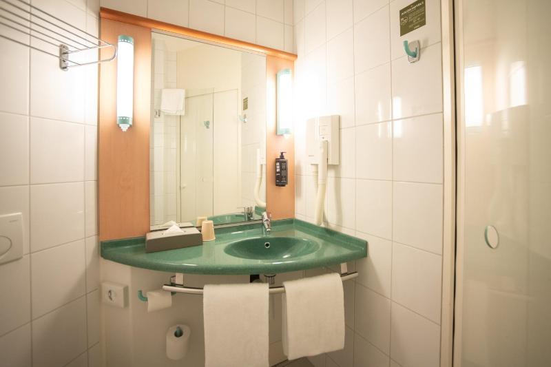 Standard Twin Room image 4
