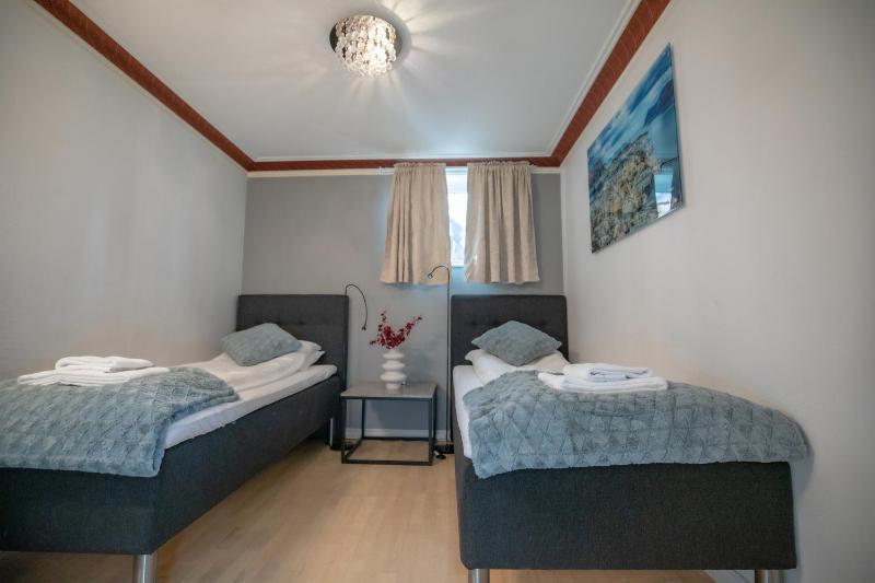 Basic Twin Room with Shared Bathroom image 1