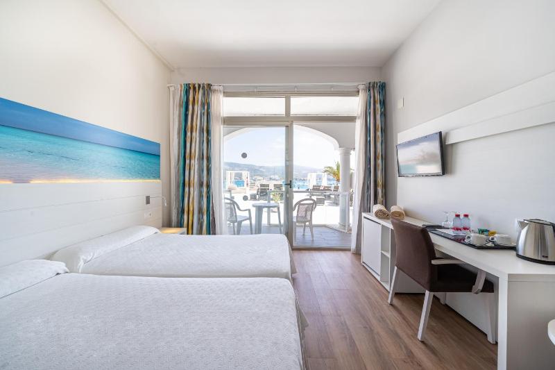 Twin Room with Sea View and Direct Access to Solarium image 4