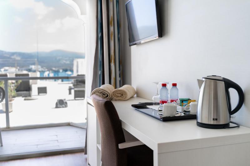 Twin Room with Sea View and Direct Access to Solarium image 3