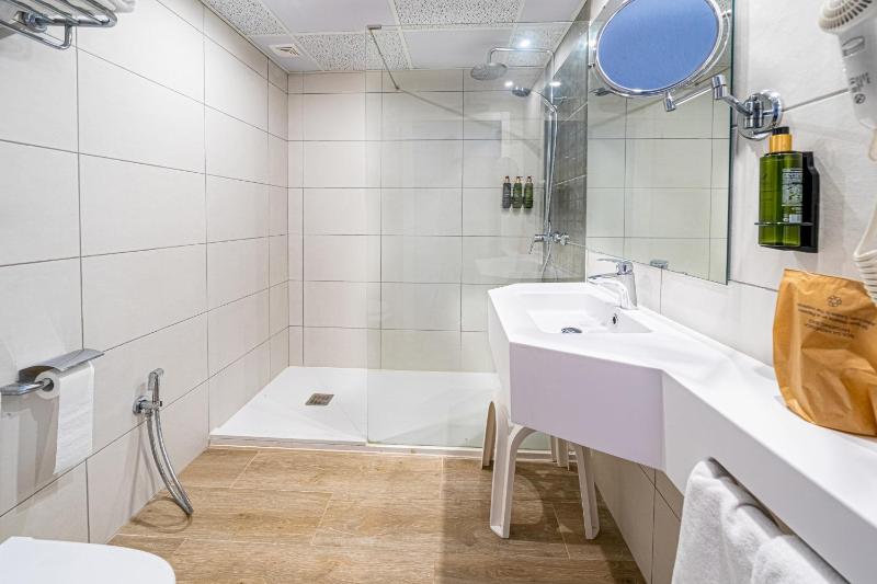 Twin Room with Sea View image 3