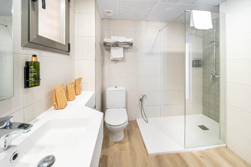 Family Room with Sea View image 3