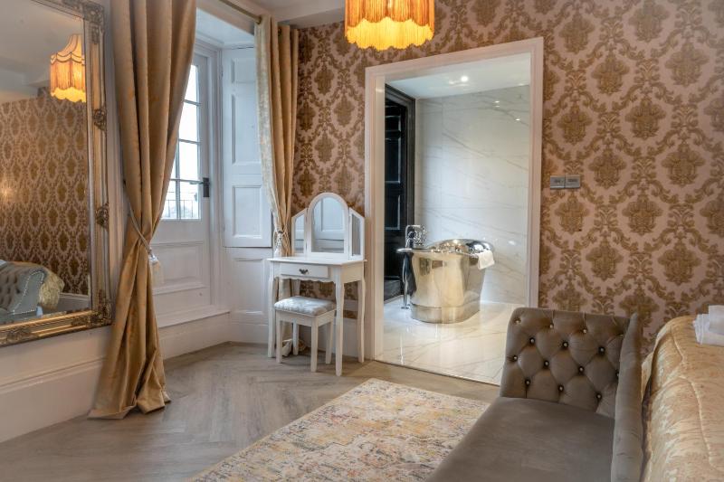 Superior King Room image 3