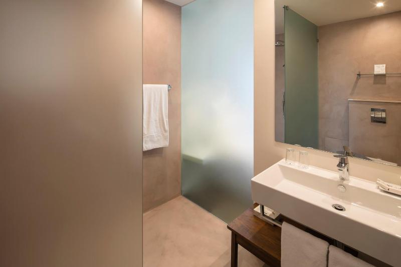 One-Bedroom Apartment image 3