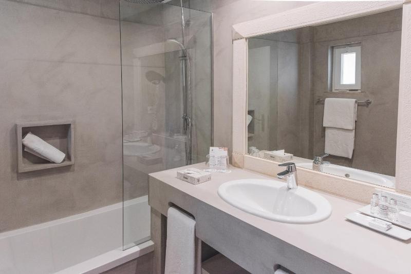 Deluxe Studio Apartment image 2