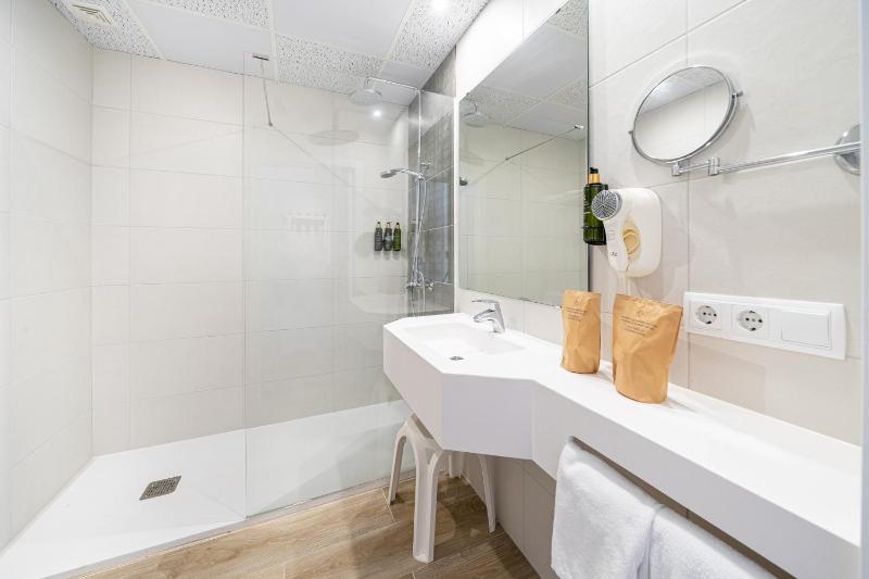 Twin Room with Sea View and Direct Access to Solarium image 2