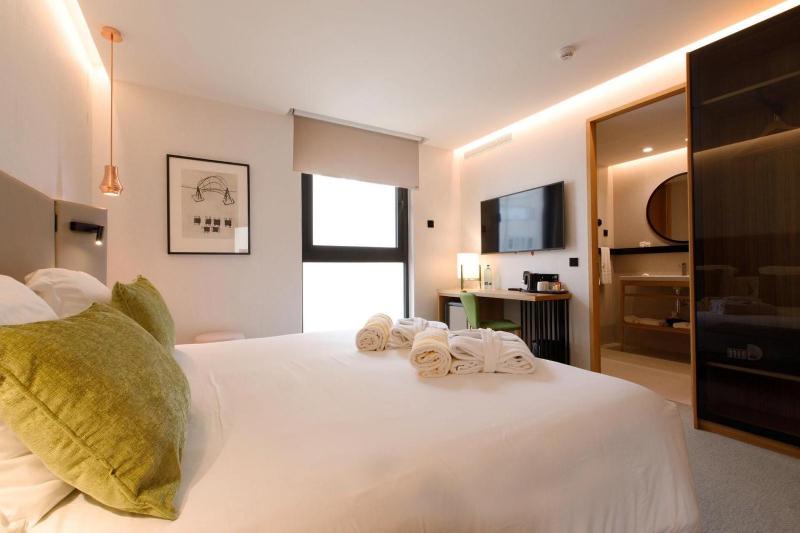 Double or Twin Room image 4