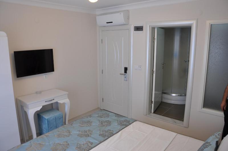 Double Room image 3