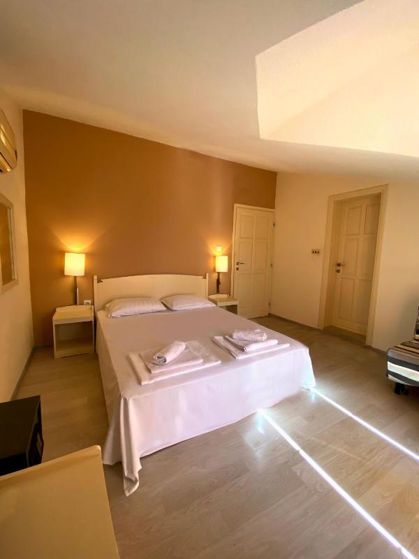 Comfort Three-Bedroom Apartment with Balcony and Sea View image 4