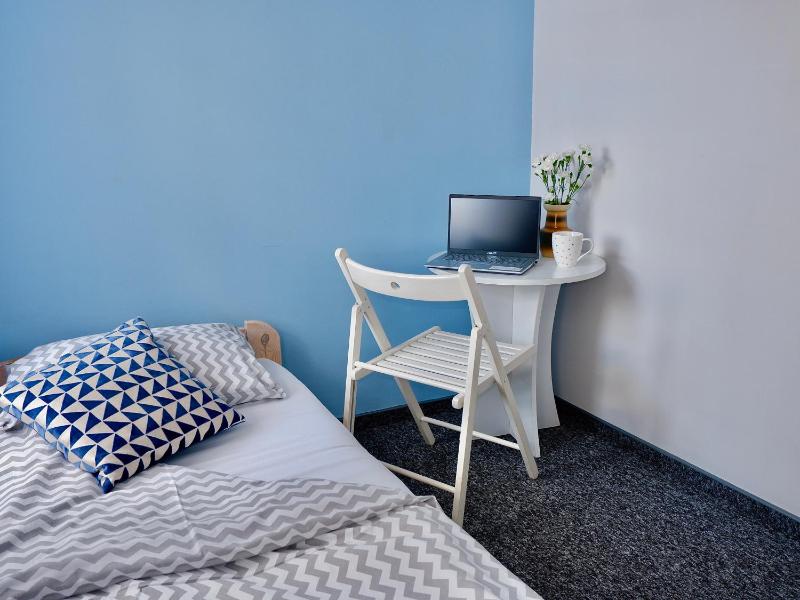 Single Room with Shared Bathroom image 3