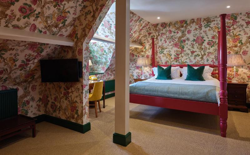 Deluxe King Room image 4