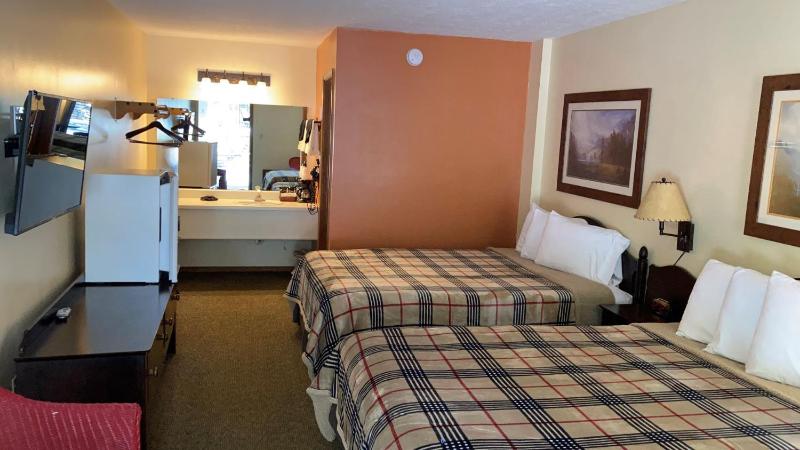 Queen Room with Two Queen Beds image 2