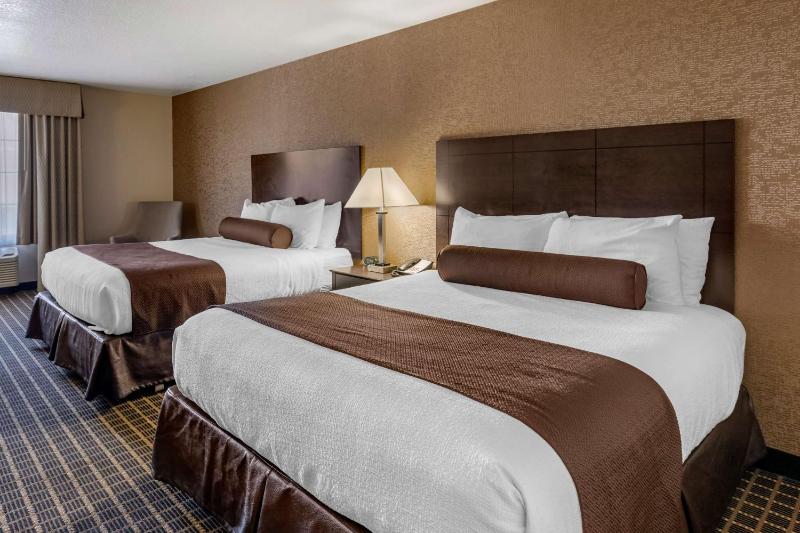 Queen Room with Two Queen Beds - Non-Smoking image 4