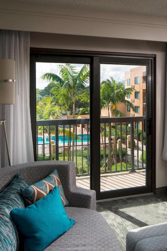 One Bedroom Suite - King - Pool View image 2