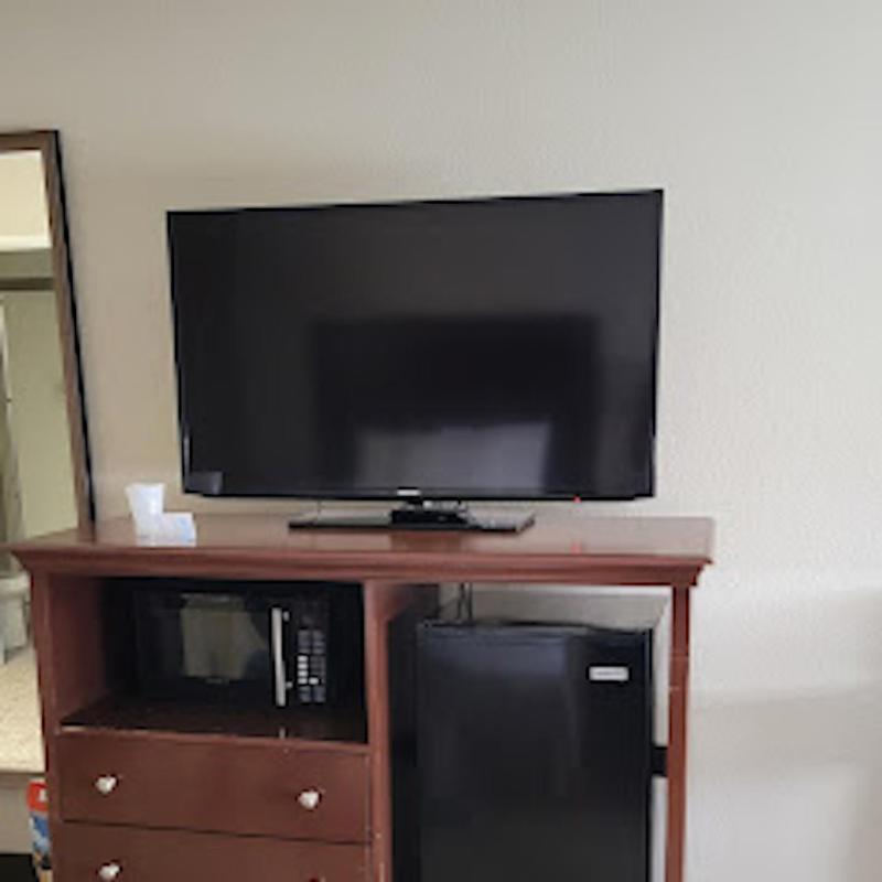 King Studio Suite with Roll-In Shower - Mobility/Hearing Accessible - Non-Smoking image 3