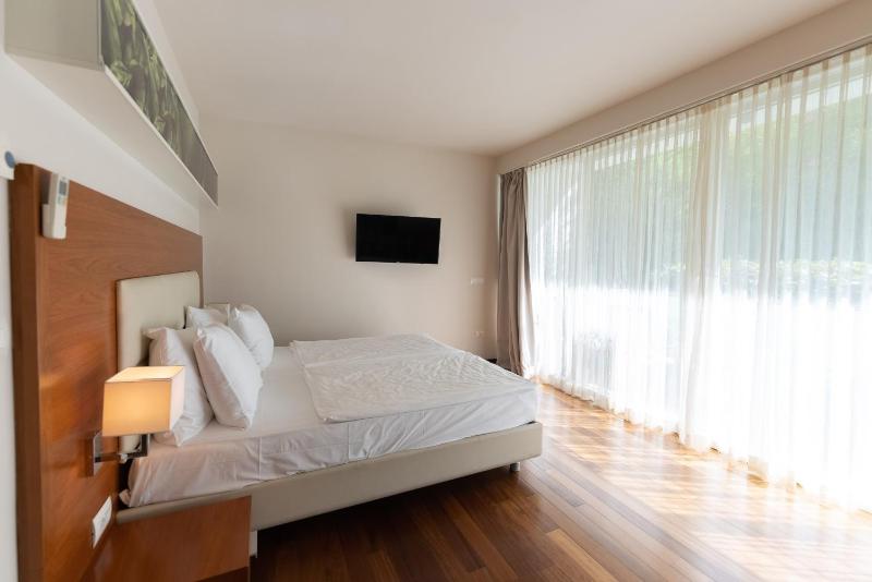 Double Room with Garden View image 4