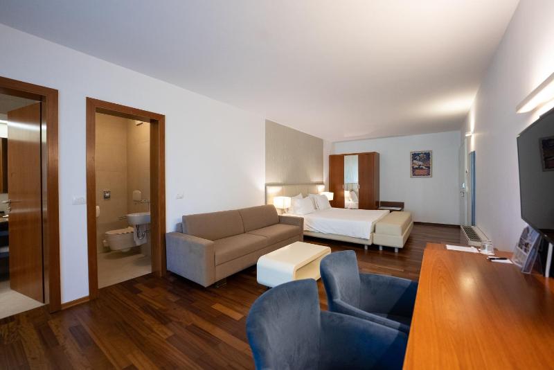 Superior Double Room image 4