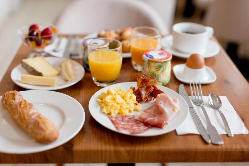 Studio 2 People with Kitchenette image 2