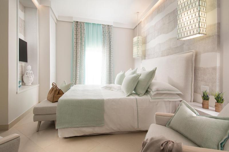 Double Room with Sea View image 2