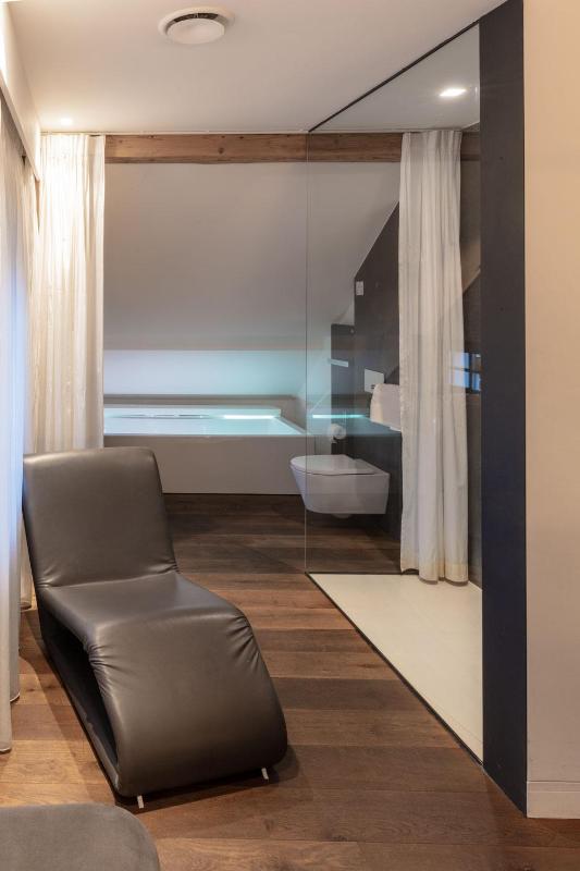 Deluxe Double Room with Bath image 2