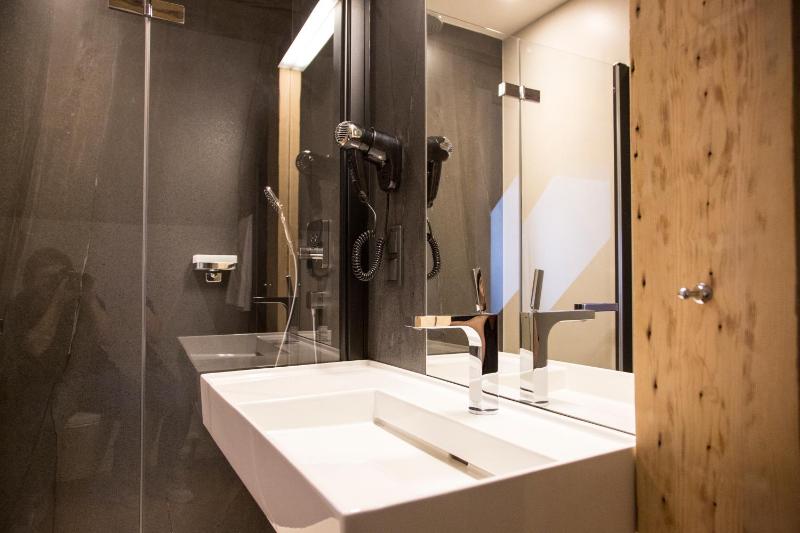 Standard Single Room with Shower image 4