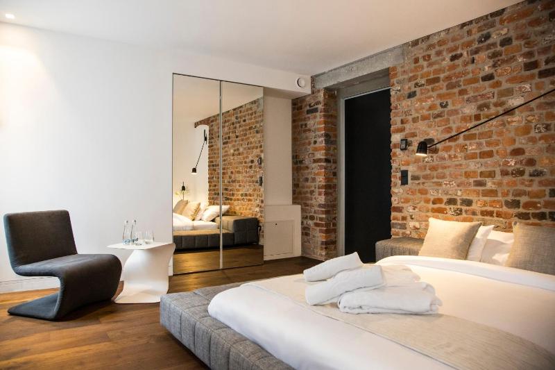 Double or Twin Room image 4