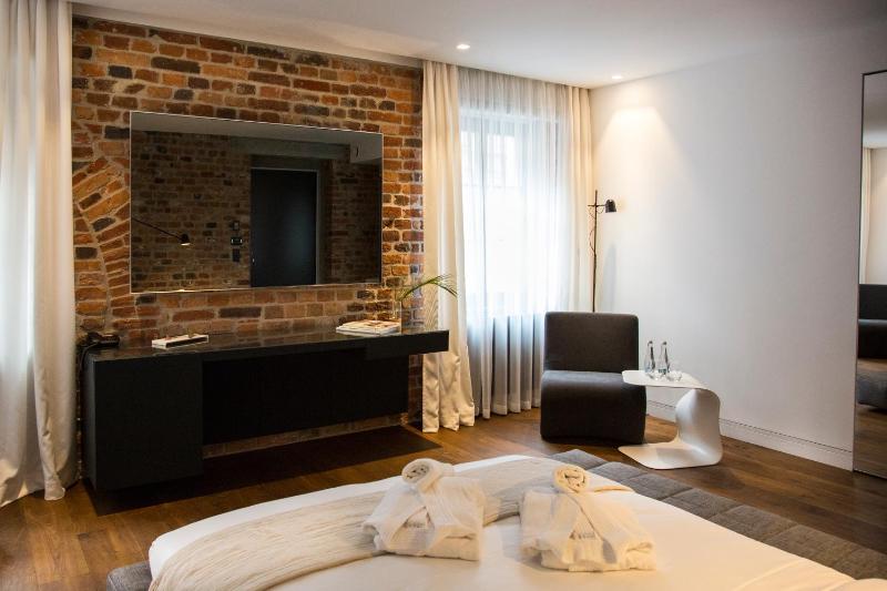 Double or Twin Room image 3
