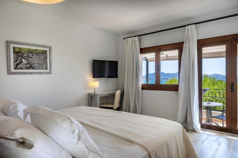 Double or Twin Room with Sea View image 3