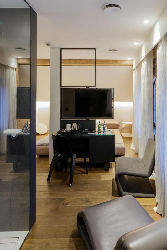 Deluxe Double Room with Bath image 4