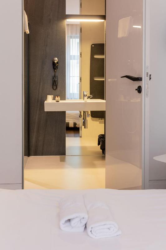 Standard Double Room image 3