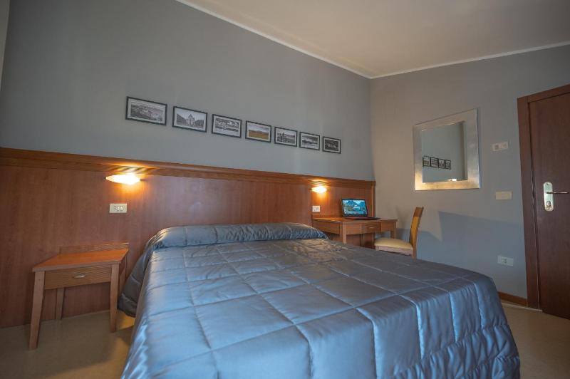 Standard Double or Twin Room image 4