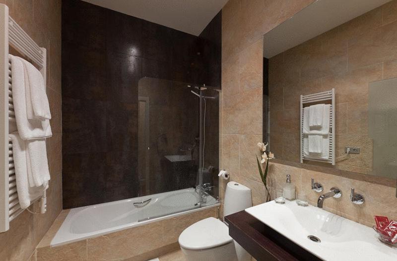 Double Room image 3