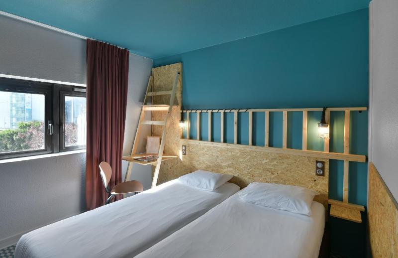 Twin Room image 4