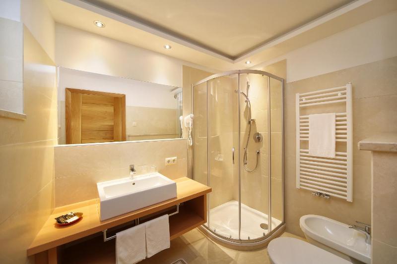 Double Room with Balcony image 4