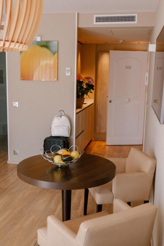 Studio (3 Adults) image 3