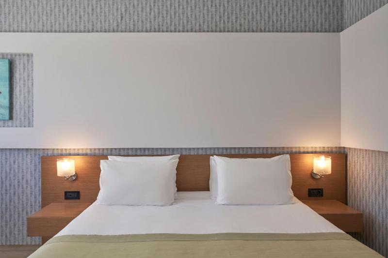 Superior Room with Garden View image 3