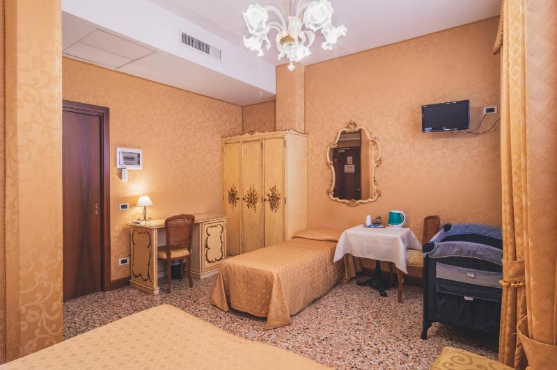 Comfort Triple Room image 1