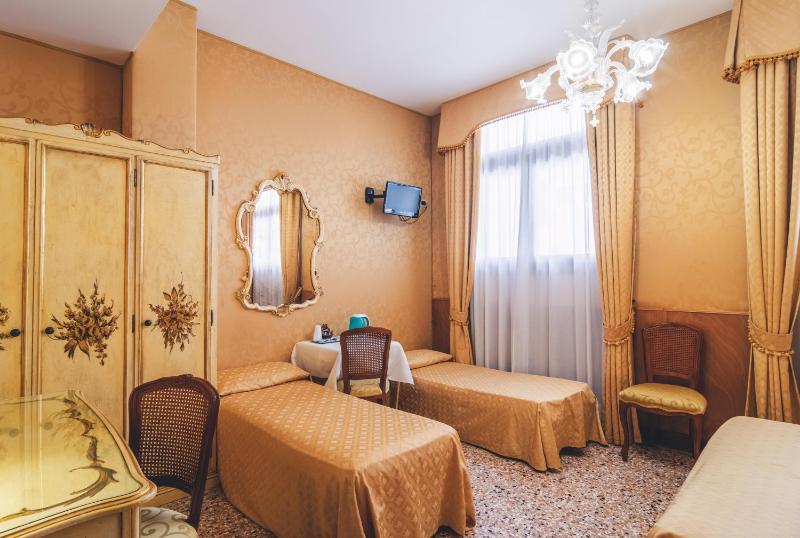 Comfort Triple Room image 3