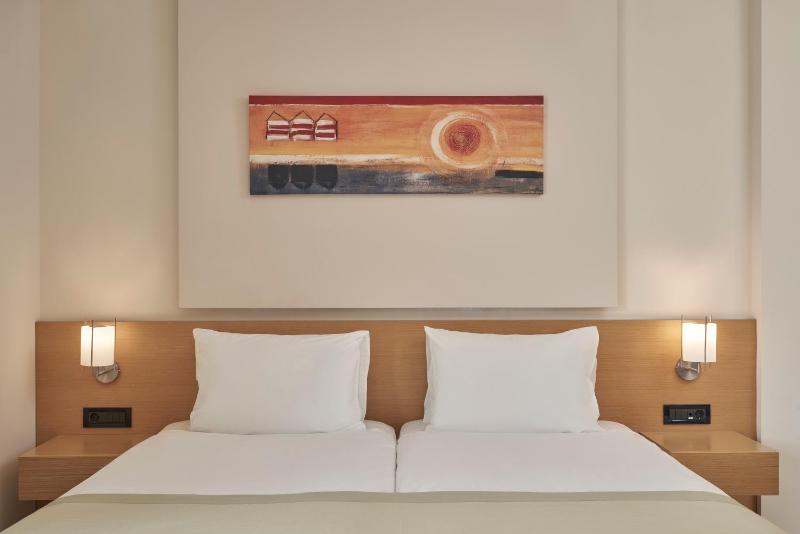 Standard Room with Garden View image 3