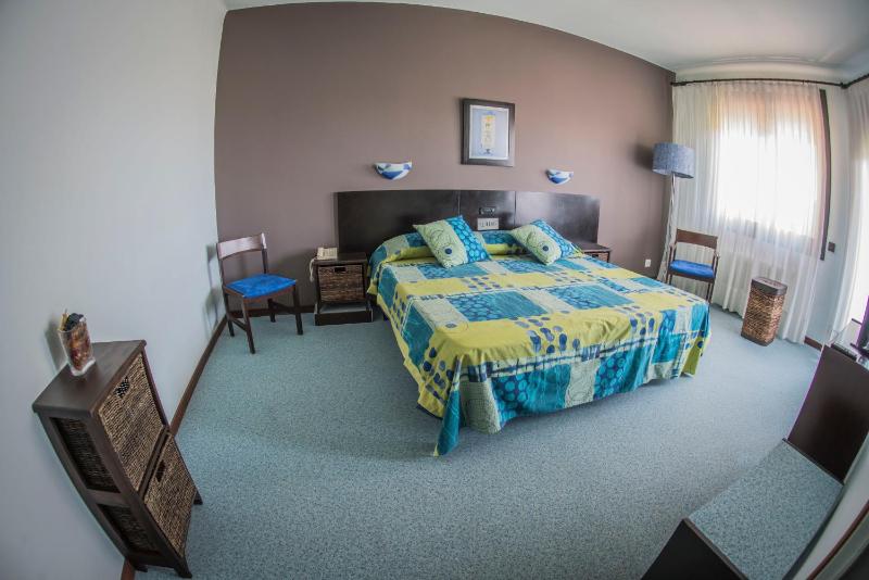 Twin Room image 2
