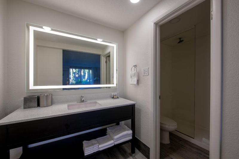 Queen Room with Two Queen Beds - Disability Access image 3