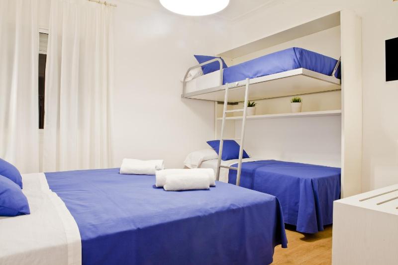 Quadruple Room with Shared Bathroom image 4