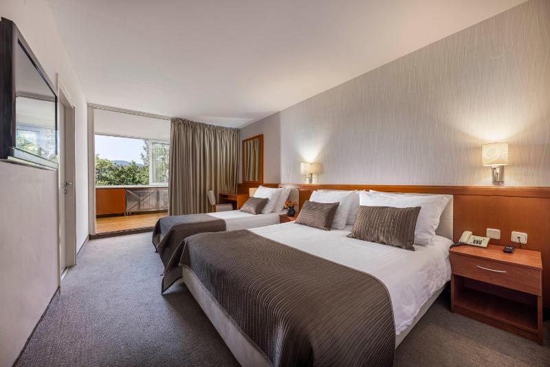 Superior Suite, Lake side image 1