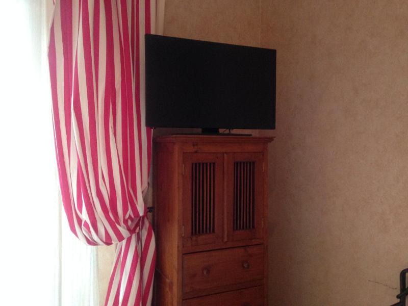Family Room image 3